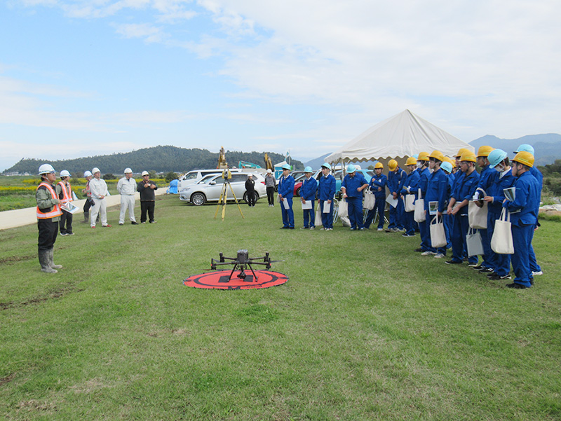 高校生建設工事現場見学会の様子　ドローン操縦