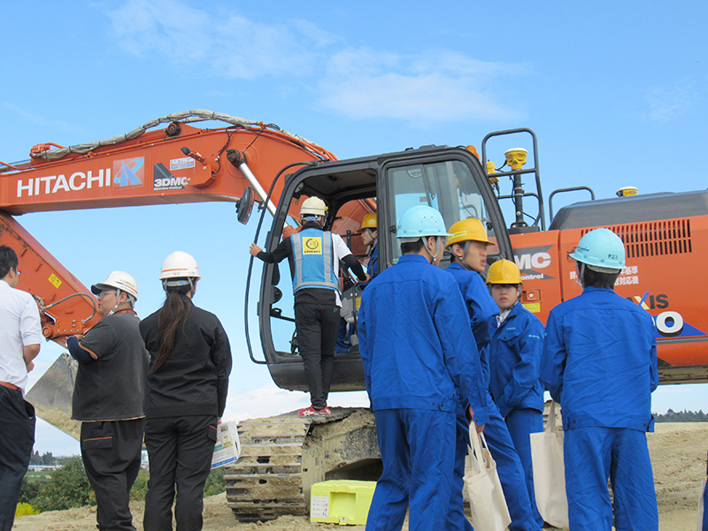 高校生建設工事現場見学会　重機操作